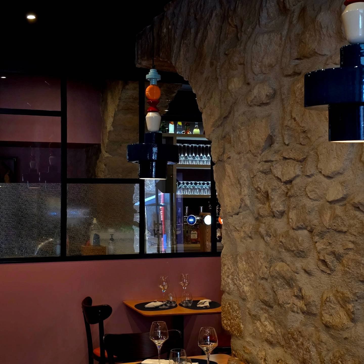 L'arche en pierre du restaurant L'Adresse à Dole, ouverte sur le bar