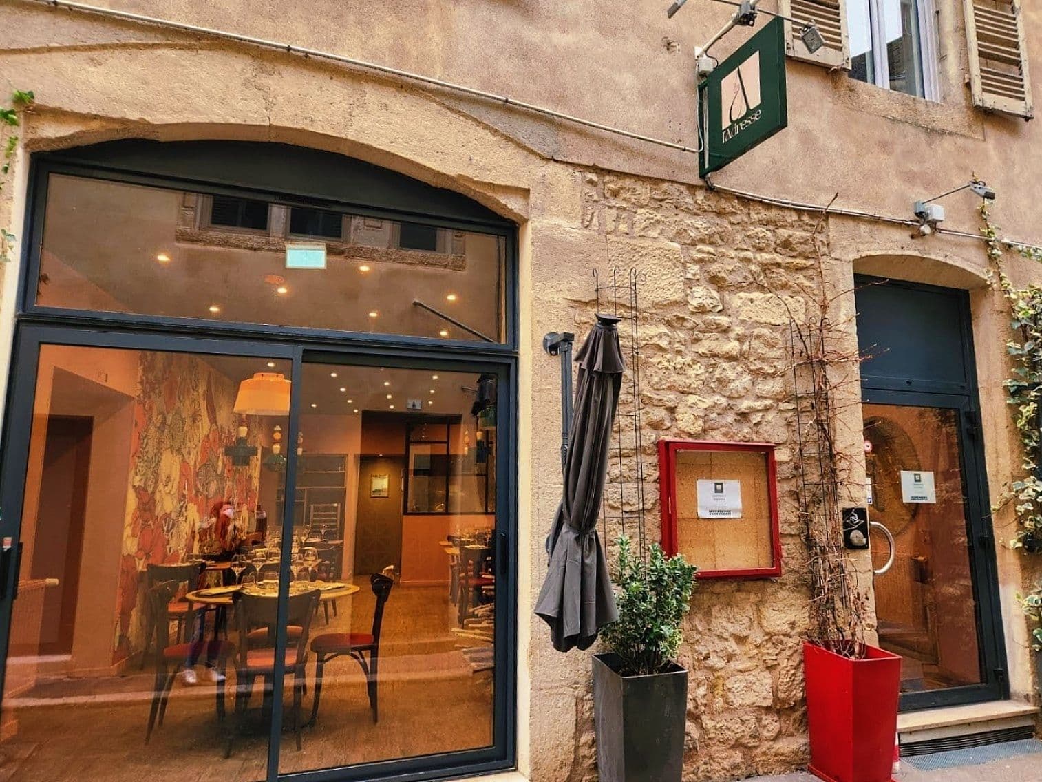 La façade du restaurant L'Adresse illuminée le soir