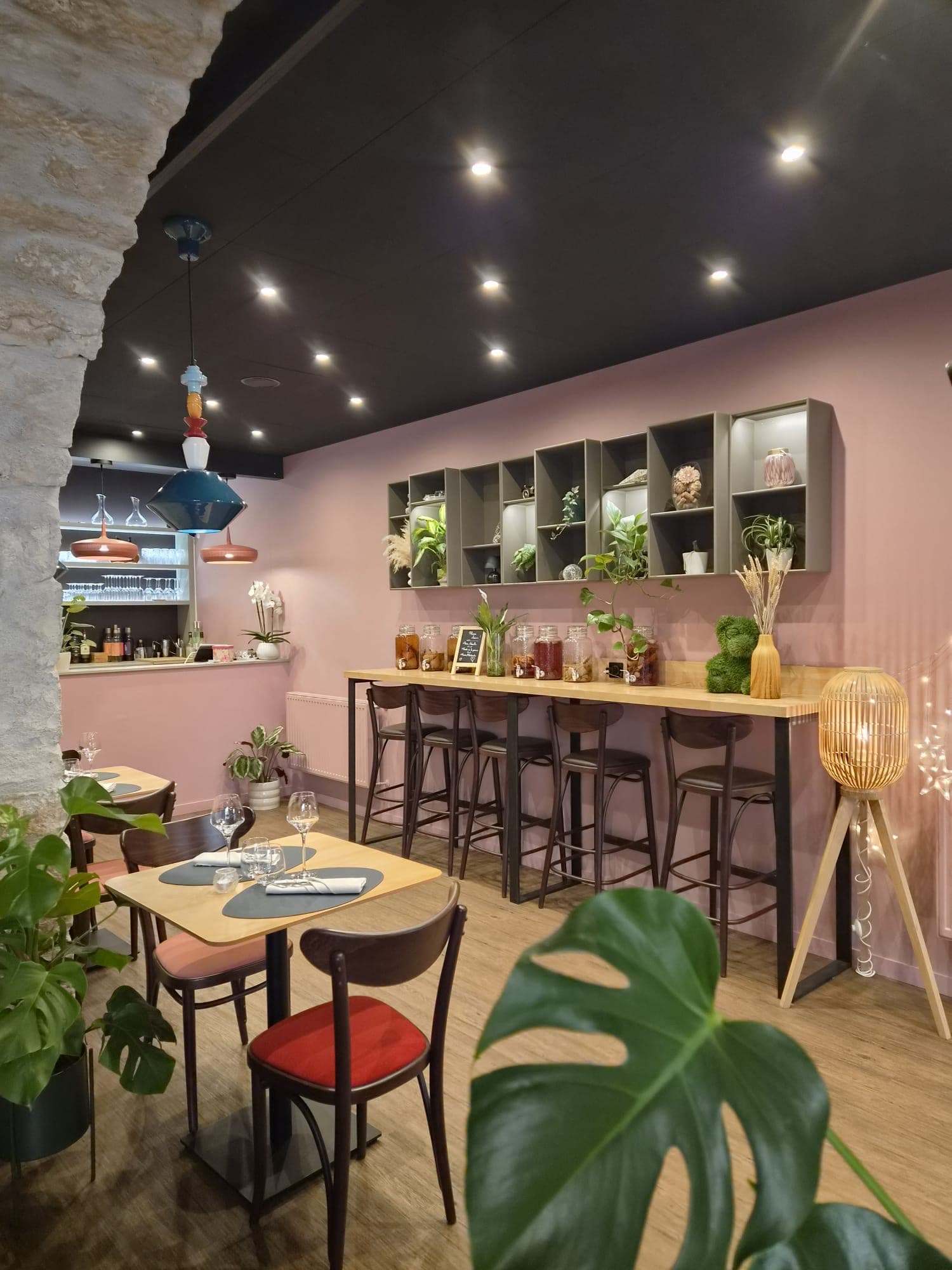 La salle rose du restaurant L'Adresse et son bar à infusions