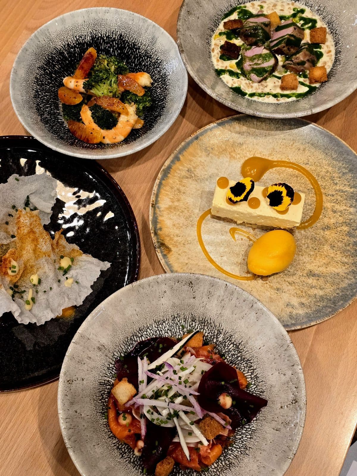 Une table couverte d'assiettes créatives à partager, vue de dessus